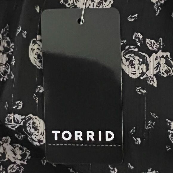 Torrid Square Neck Tulip Sleeve Black and White Ditzy Floral Print - Picture 13 of 13